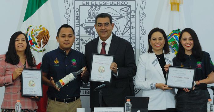 Obtienen mezcales poblanos 12 medallas en certamen internacional