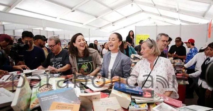 Reúne 15º gran remate de libros y películas a más de 160 mil personas en el monumento a la Revolución