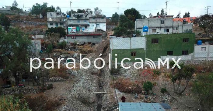 Supervisa Eduardo Rivera obras del colector pluvial en Azumiatla