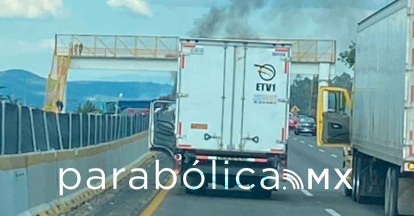 Intentan pobladores de Tlahuapan frenar a la FGE con bloqueo en la autopista México-Puebla