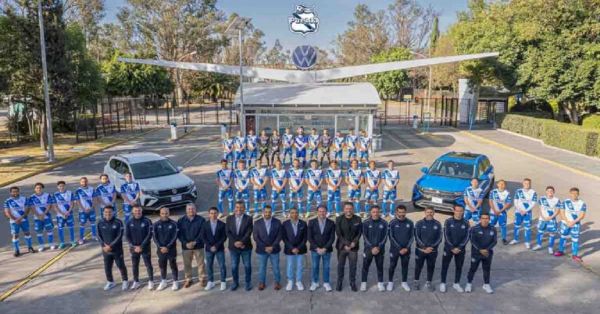 Presentan  foto oficial de La Franja en la planta de Volkswagen Puebla