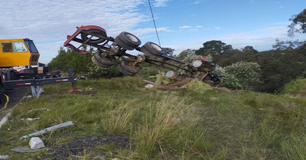 Choque entre autobús y trailer deja dos muertos y un herido en Acajete