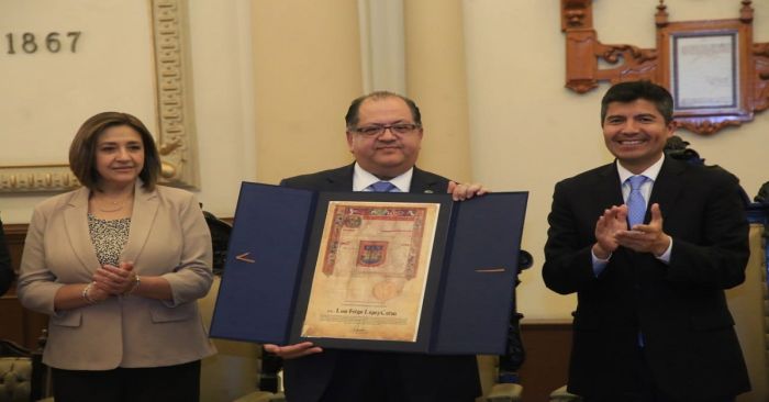 Recibe Luis Felipe L&oacute;pez Calva C&eacute;dula Real del Ayuntamiento de Puebla