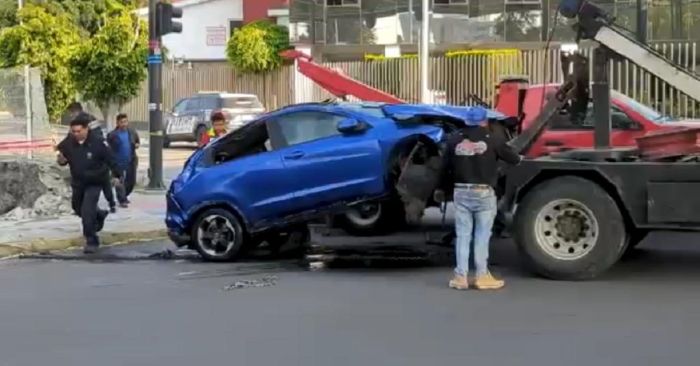 Cae con auto a una barranca y muere en la capital