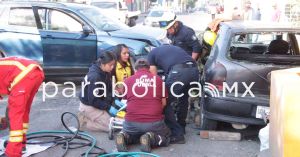 Rescatan a mujer prensada por choque en la colonia Belisario Domínguez