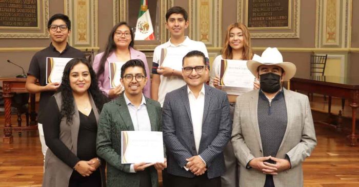 Reconocen diputados locales a danzantes poblanos