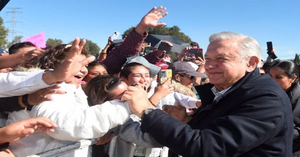 Refrenda AMLO compromiso de mejorar condiciones laborales de maestras y maestros