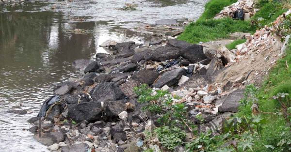 Derrumbes causan da&ntilde;os en camino de la Cumbre y en muro de desayunador de primaria