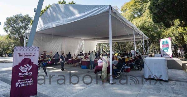 Participan 40 artesanos en Bazar Navideño en la capital