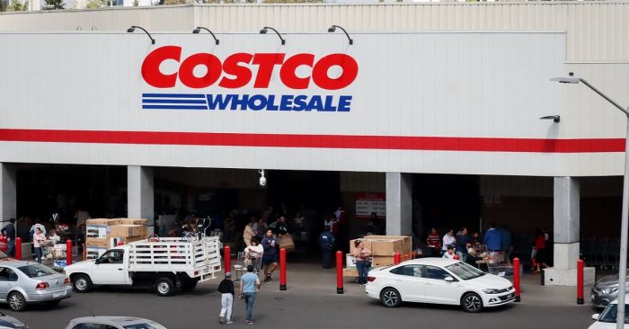 Roban reloj a punta de pistola a una familia en el estacionamiento de Costco