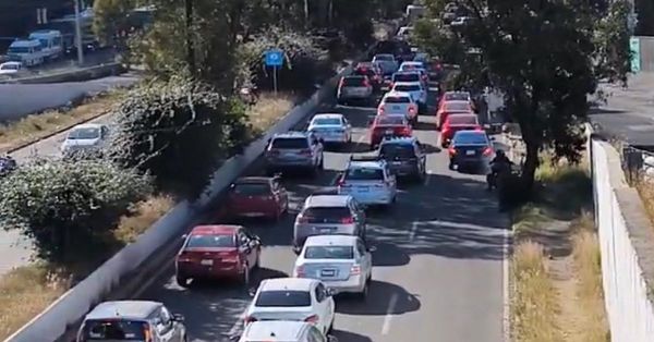Caótica carga vehicular por Tecate Comuna