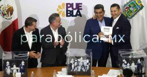 Reciben Sergio Salomón y Armenta certificado geográfico de las esferas de Chignahuapan
