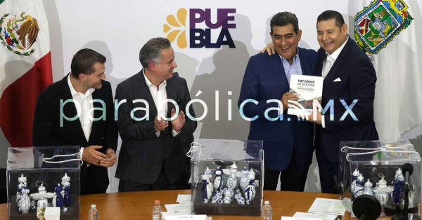 Reciben Sergio Salomón y Armenta certificado geográfico de las esferas de Chignahuapan