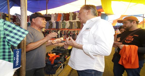 Visita Fernando Morales el tianguis de "Los Lavaderos"