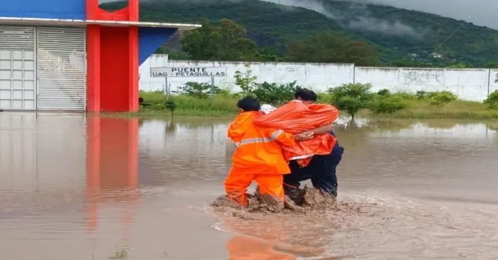 Rescatan a 5 personas atrapadas por Río Huacapa en Guerrero