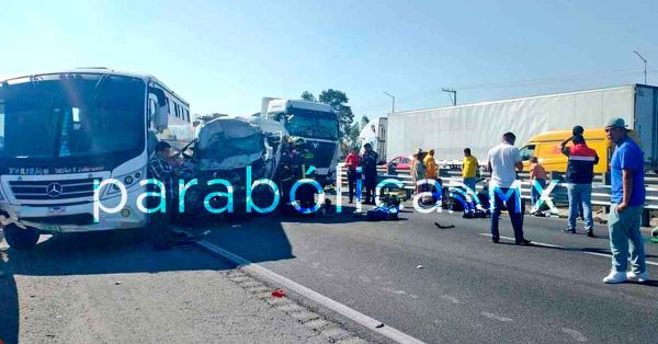 Deja 11 lesionados fuerte choque en la México-Puebla