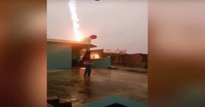 Captan como cae cerca de una niña un rayo en la India