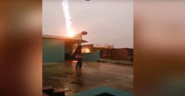 Captan como cae cerca de una niña un rayo en la India