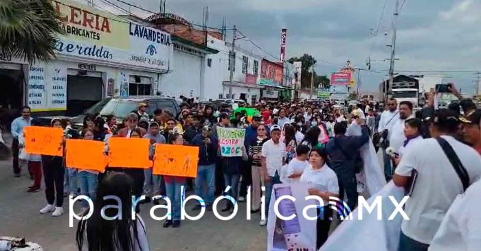 Marchan en silencio por la seguridad en Amozoc