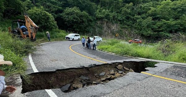 Reportan destruida la carretera Chiautla-Chila-Tulcingo; permanecen incomunicados