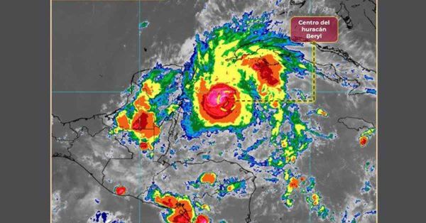 Pide López Obrador a pobladores de Tulum refugiarse por huracán Beryl
