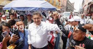 Regala Armenta tacos de canasta y confirma obras para Puebla