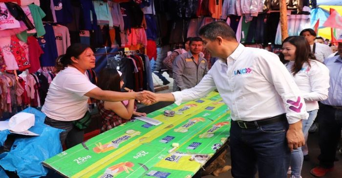 Recorre Lalo Rivera el tianguis de Esperanza