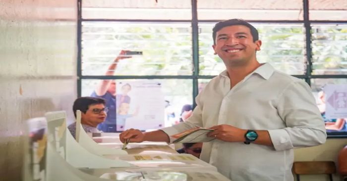 Abuchean a Pedro Kumamoto en la fila de votación