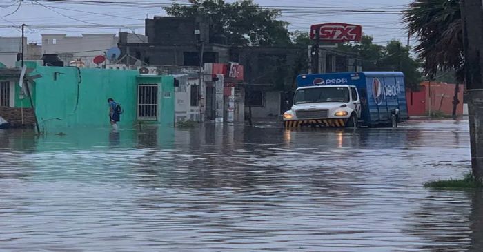 Amenaza Francine con fuertes lluvias, ya inund&oacute; Matamoros