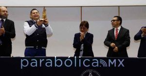 Entrega BUAP la Presea Minerva a la Excelencia a Alejandro Armenta