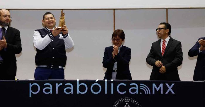 Entrega BUAP la Presea Minerva a la Excelencia a Alejandro Armenta