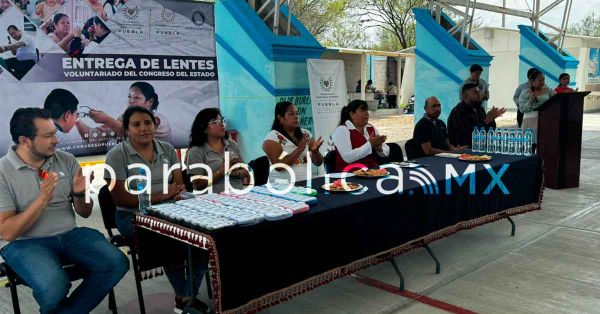 Entrega Voluntariado del Congreso lentes gratuitos a ni&ntilde;as y ni&ntilde;os de San Gabriel Chilac