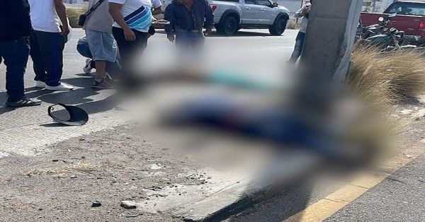 Muere motociclista y su pareja se encuentra grave, chocaron en el Periférico