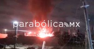 Se incendia bodega de reciclados en Carmen Serdán Sur