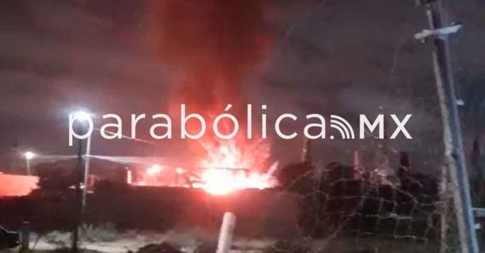 Se incendia bodega de reciclados en Carmen Serdán Sur