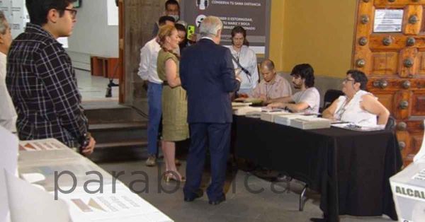 Acude AMLO a votar acompañado de Beatriz Gómez Müller