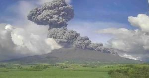Entra en erupción volcán Kanlaon en Filipinas