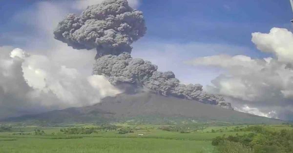 Entra en erupción volcán Kanlaon en Filipinas