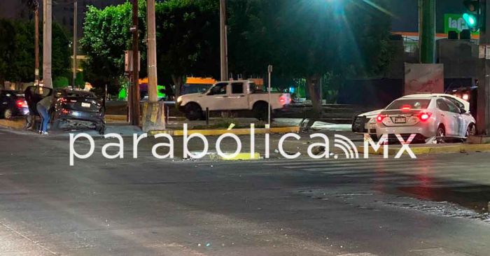 Se pasa el alto y provoca carambola en Circuito Interior