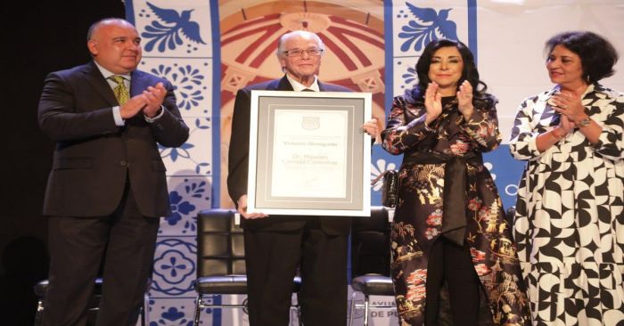 Otorgan presea de Visitante Distinguido a M&aacute;ximo Carbajal por su aportaciones en el &aacute;rea de Derecho