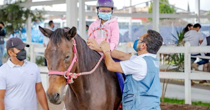 Ofrecen terapias a personas con alguna discapacidad