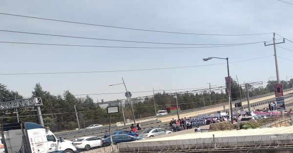 Mantienen cerrada la autopista México-Puebla empleados de Comarplast