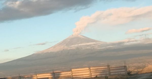 Amanece Popocatépetl con impresionante fumarola este miércoles