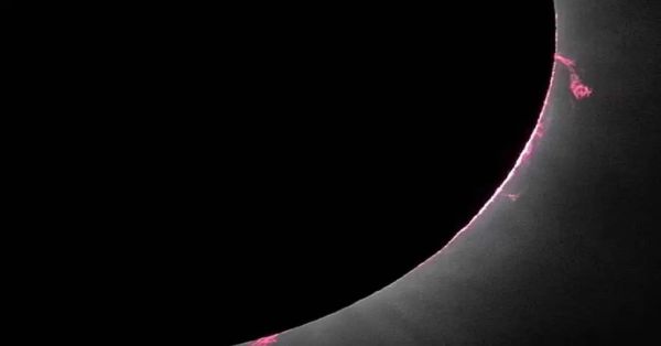 Detectan en la NASA ‘llamas’ rosadas detrás del eclipse solar de México
