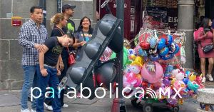 Derriba camioneta semáforo en pleno Zócalo de Puebla