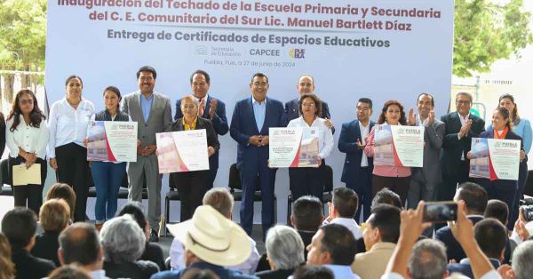 Entrega Sergio Salomón techados en primaria y secundaria de la capital