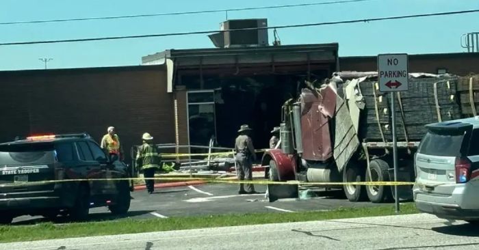 Choca vehículo contra oficina del Departamento de Seguridad de Texas; hay varios heridos