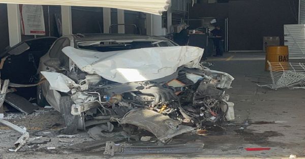 Destroza auto al meterse a bodegas en calzada de Tlalpan