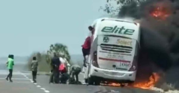 Mueren cuatro personas en choque e incendio de autob&uacute;s en Sinaloa