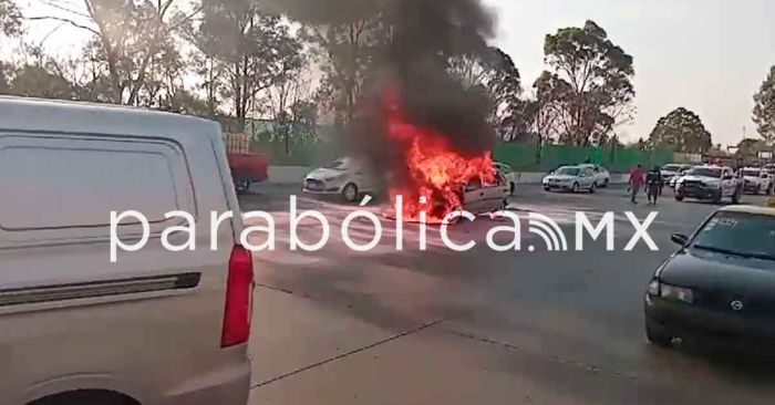 Se incendia auto en el Perif&eacute;rico